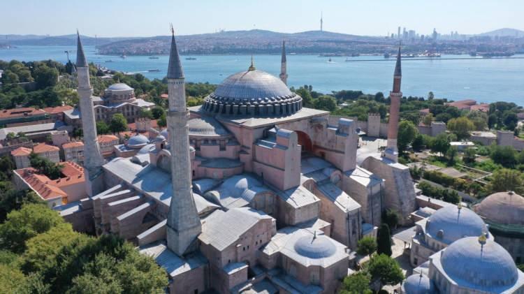 <p>Kurşun altı dokuda gözlemlenen düzensizlikler sonucunda, Bilim Kurulu kararı ile tüm kurşun örtünün kaldırılması, kubbe yüzeyinde mevcut durum tespitleri yapılması, yapısal analizler kapsamında gerekli olduğu takdirde güçlendirme çalışmaları yapılması planlanıyor. Devamında horasan sıva ve çamur sıva uygulamaları gerekli yerlerde tekrarlanarak kurşun örtü onarılacak.</p>