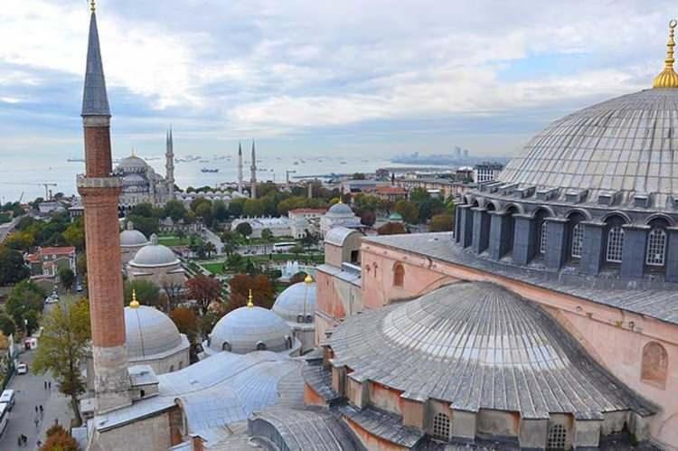 <p>Beden duvarları onarımları</p>
<p>Yapı cephelerinde hem sıvalı alanlar hem de tuğla ve taş cephe yüzeyleri bulunuyor. Cami cephe ve minarelerinde, taş, tuğla ve almaşık cephe yüzeylerinde bulunan, analizler ile özgün olmadığı tespit edilmiş olan horasan sıva ve muhdes çimento esaslı sıvaların raspası yapılması kararı alındı.</p>
