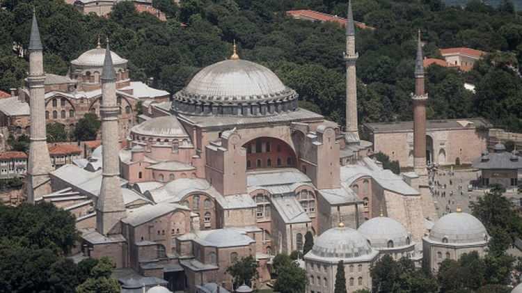 <p>Bu doğrultuda çalışmalar başladı ve kuzey cephesinde raspa tamamlandı. Doğu cephesinde de çalışmalar devam ediyor.</p>