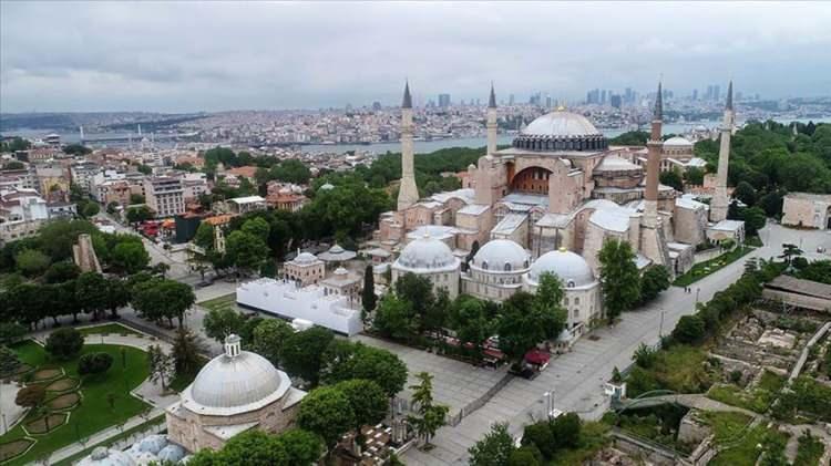 <p>Raspa ve derz temizlikleri sonrasında çıkan bulguların belgelenmesi kararı alındı. Tüm cephelerde dijital ölçümler yapılarak hasar ve malzeme paftaları hazırlanıyor.</p>
<p>Bilim Heyeti doğrultusunda gerekli görülen birçok noktadan malzeme numuneleri alındı ve müdahale kararları sonucunda sıva ve derz uygulamaları yapılacak.</p>