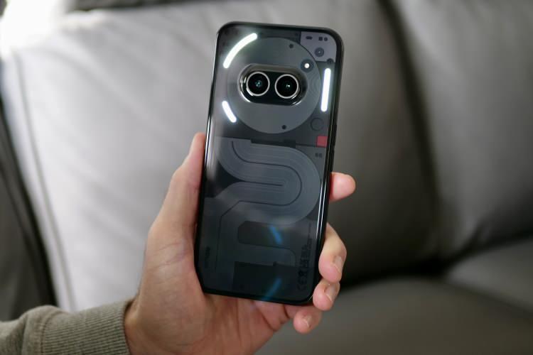 <p>Nothing Phone (2a), şeffaf arka paneli ve ışıklandırmalarıyla farklı bir tasarıma sahip. 6.78 inç AMOLED ekranı, 30-120 Hz değişken yenileme hızı ve 1,300 nit maksimum parlaklık sunuyor. 50 + 50 MP arka kamera ve 32 MP ön kamera özellikleriyle dikkat çeken telefon, 5,000 mAh bataryası ve 45W hızlı şarj desteği ile satılıyor.</p>