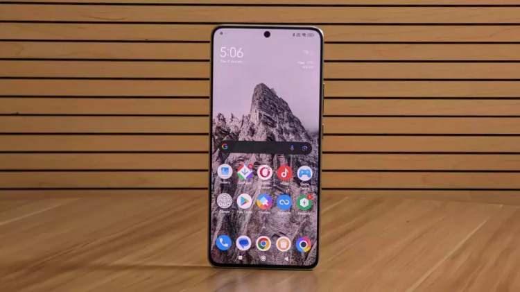 <p>POCO X6 Pro, 6.67 inç AMOLED ekranı, 120 Hz yenileme hızı ve 1800 nit maksimum parlaklık özellikleriyle dikkat çekiyor. Mediatek Dimensity 8300 Ultra işlemcisi, 8 GB RAM ve 256 GB depolama ile güçlendirilen cihazda, 64 + 8 + 2 MP arka kamera ve 16 MP selfie sensörü bulunuyor. 67W hızlı şarj desteği ve 5,000 mAh batarya kapasitesi ile satışa sunuluyor.</p>