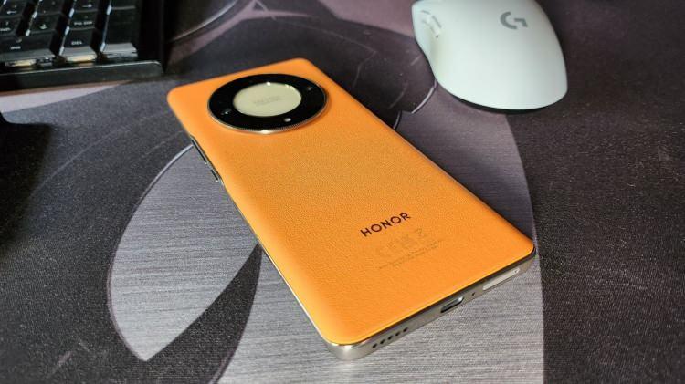 <p>Honor X9b, 6.78 inç AMOLED ekranı, 120 Hz yenileme hızı ve 1200 nit maksimum parlaklık sunuyor. Qualcomm Snapdragon 6 Gen 1 işlemcisi, 12 GB RAM ve 256 GB depolama alanı ile güçlü bir performans sağlıyor. 108 + 5 + 2 MP arka kamera ve 16 MP selfie kamerası ile geliyor. 5,800 mAh batarya ve 35W hızlı şarj desteğiyle sunuluyor.</p>