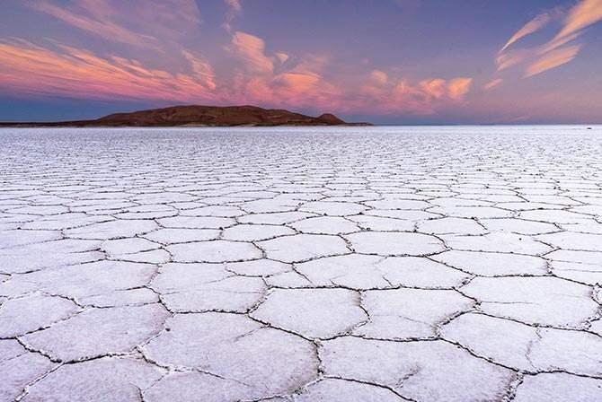 <p><strong><span style="color:#B22222">SALAR DE UYUNI GÖLÜ </span> | BOLİVYA</strong></p>