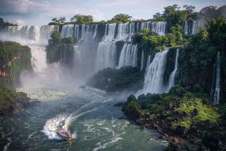 <p><strong><span style="color:#B22222">IGUAZÚ ŞELALESİ </span> | ARJANTİN</strong></p>