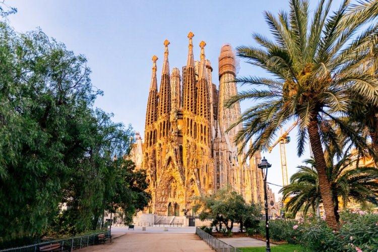 <p><strong><span style="color:#B22222">LA SAGRADA FAMILIA  </span>|  İSPANYA</strong></p>
