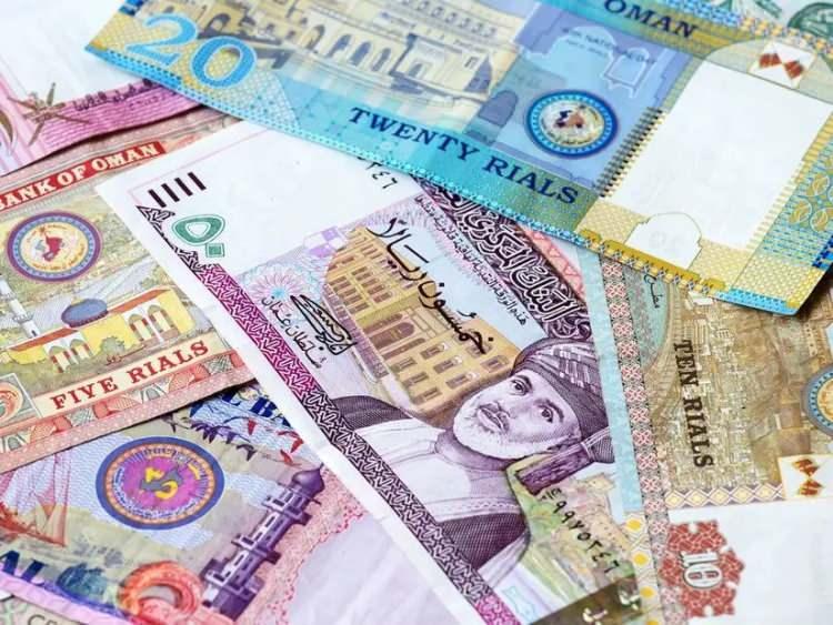 <p><strong>3. Umman Riyali (OMR):</strong><br />
<br />
<br />
Umman Riyali, 1 OMR = 2,60 USD ile üçüncü sırada. Umman, petrol ihracatının yanı sıra, düşük enflasyon ve ekonomik istikrarı ile Riyali'nin yüksek değerini koruyor.<br />
<br />
Ülke, ekonomik bağımsızlık adına çeşitli stratejiler geliştirmektedir.</p>