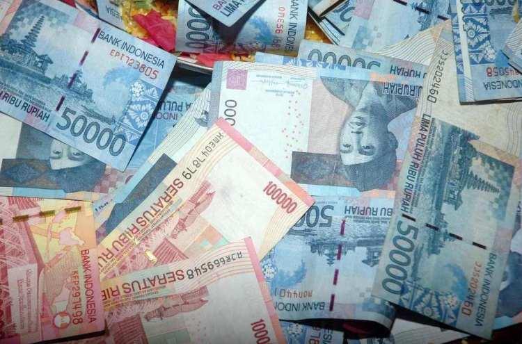 <p><strong>1. Kuveyt Dinarı (KWD):</strong><br />
<br />
<br />
Kuveyt Dinarı, 1 KWD = 3,25 ABD Doları ile dünyanın en değerli para birimi. Kuveyt, dünyanın en büyük petrol rezervlerine sahip ülkelerinden biri olup, ekonomik yapısı büyük ölçüde petrole dayanıyor.<br />
<br />
Dinar’ın değeri, ülkedeki petrol ihracatından elde edilen yüksek gelirle destekleniyor.</p>