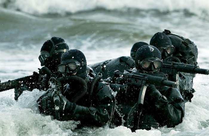 <p><strong><span style="color:#B22222">1)  NAVY SEALS VE DELTA FORCE </span> |  ABD</strong></p>

<p> </p>

<p><strong>Özellikler: </strong>Dünyanın en donanımlı ve eğitimli özel kuvvetlerinden. Kara, deniz ve hava operasyonlarında uzmandır.</p>

<p> </p>

<p><strong>Başarılar: </strong>Bin Ladin’in ele geçirilmesi gibi ikonik operasyonlar.</p>

