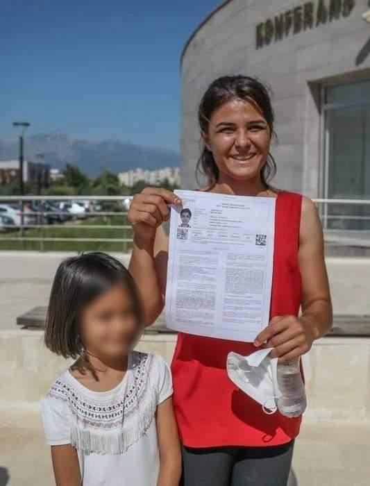 <p><span style="color:rgb(178, 34, 34)">İSTİNAFTAN İTİRAZA RET</span></p>
<p>Sabah'tan Umay Sena Sümer'in haberine göre Antalya 3. Ağır Ceza Mahkemesi sanık Melek İpek'e <strong>"Meşru savunmada sınırın aşılması mazur görülebilecek bir heyecan, korku ve telaştan ileri gelmiş ise faile ceza verilmez</strong>" hükmü gereğince ceza verilmesine yer olmadığına karar verdi.</p>
<p> </p>
