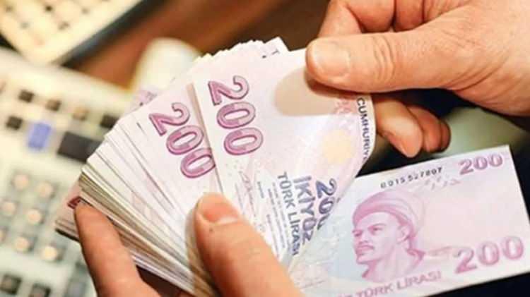 <p>Memurlarda en düşük emekli aylığı temmuz ayı itibarıyla 17 bin 587 liraya yükseldiği için en düşük emekli aylığı alanların tamamı SSK ve Bağ-Kur emeklileri arasında. </p>