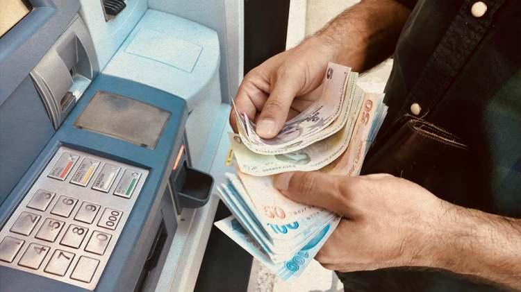 <p>Bu durumda da en düşük emekli aylığı olarak 12 bin 500 lirayı alan emeklinin yeni yılın ilk altı ayındaki maaşının 14 bin ila 15 bin lira bandına çıkması bekleniyor.</p>
