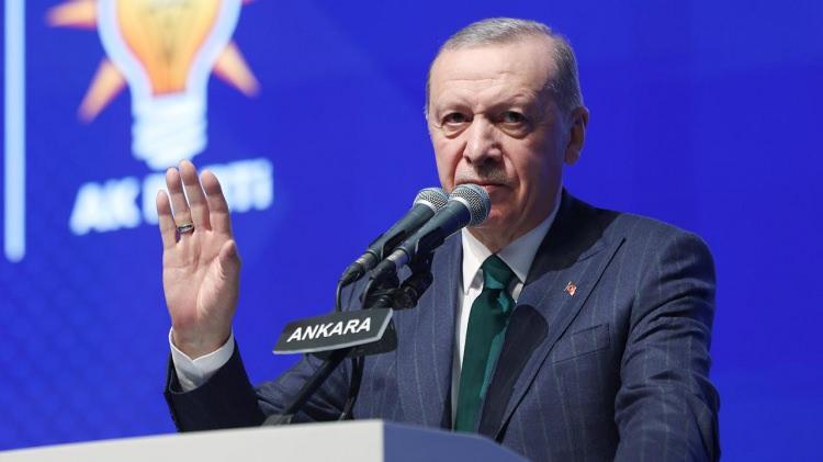 <p><strong><span style="color:rgb(178, 34, 34)">"CUMHURBAŞKANIMIZ DEVREYE GİRER"</span></strong></p>

<p> </p>

<p>Asgari ücret zammının henüz hangi oranlardan pazarlığa başlayacağı bilinmezliğini korusa da masadan çıkacak düşük zam oranına karşı çalışanların beklentisi Cumhurbaşkanı Recep Tayyip Erdoğan’dan gelecek refah payı artışı.</p>
