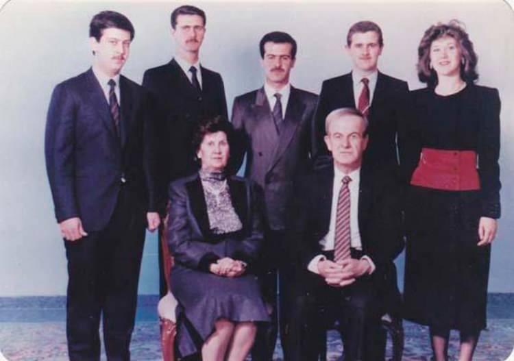 <p>Hafız Esad'ın ikinci oğlu olarak, büyük oranda ağabeyi Basil'in gölgesi altında kalmıştı. Basil'in Ocak 1994'teki ölümü Beşar'ın yaşamının yönünü değiştirdi. Derhal Londra'dan geri çağırıldı ve Suriye'nin bir sonraki lideri haline getirilmesine başlandı. Beşar orduya katıldı ve gelecekteki rolü için kamuoyunda imaj oluşturmaya başladı.</p>
