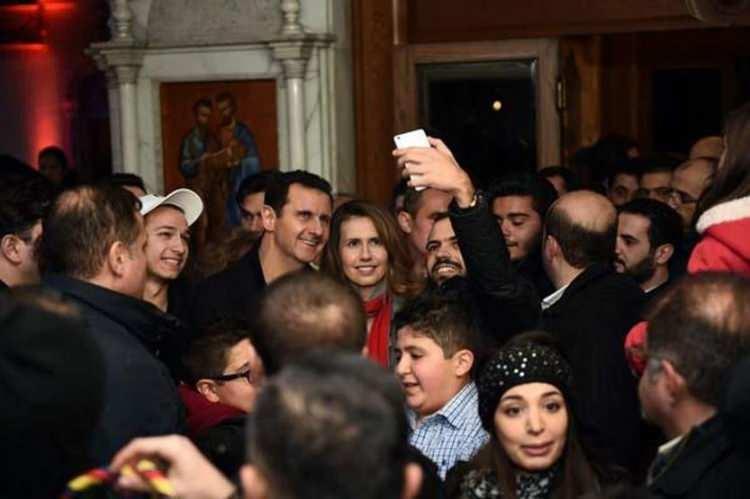 <p>Bu sırada Suriye'de "Şam Baharı" diye bilinen bir medeni tartışma ve ifade özgürlüğü ortamı yaşandı. Fakat güvenlik güçleri 2001'de muhaliflere baskı, tutuklamalara geri döndü. Beşar Esad, özel sektörün gelişmesini teşvik eden kısıtlı ekonomik reformlara da gitti. Liderliğinin ilk yıllarında kuzeni Rami Makluf da büyüdü. Makluf büyük bir ekonomik imparatorluk kurdu.<br />
<br />
Kaynak: NTV CNN</p>
