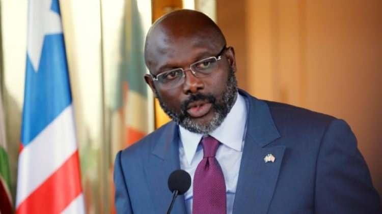 <p>Bir dönem dünya futboluna damga vuran Liberyalı eski golcü George Weah, futbolu bıraktıktan uzun yıllar sonra ülkesinde bambaşka bir rol üstlendi. Futbolculuk yıllarında da ülkesinin simgesi haline gelen Weah, bugünlerde Liberya Devlet Başkanı olarak görev yapıyor ve ülkeyi yönetiyor.</p>