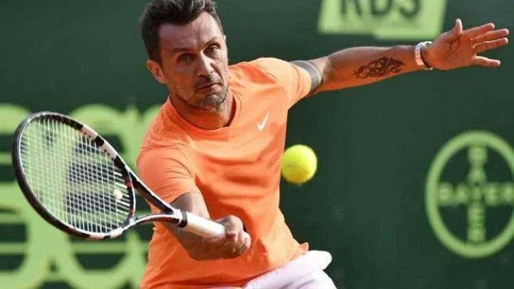 <p>Bugünlerde Milan'da görev yapan Paolo Maldini, birkaç sene önce tenis kariyerine başladı. Milano'da ve İtalya'da bazı turnuvalara katılan Paolo Maldini'nin çok da başarılı olduğu söylenemez.</p>
