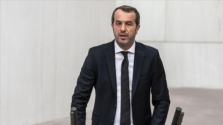 <p>Beşiktaş, Fenerbahçe ve Galatasaray’da oynayan ilk Türk futbolcu oldu. 30 Eylül 1998’den itibaren Fenerbahçe, Konyaspor, Kocaelispor, Galatasaray, Sarıyer, Beşiktaş, Vefaspor’da ve 24 maç A Milli Takım’da oynadı. 7 Haziran 2015, 1 Kasım 2015 ve 24 Haziran 2018 genel seçimlerinde Milliyetçi Hareket Partisi’nden Kocaeli Milletvekili seçilerek TBMM’de yasama çalışmalarına katıldı.</p>