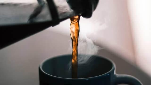 <p>Özellikle 65°C’nin üzerindeki sıcaklıkta içilen çay, kahve gibi içeceklerin, kanser riskini artırdığı ve bu durumun uzun vadede sağlık sorunlarına yol açabileceği vurgulanmaktadır. <strong>Sigara</strong> ve <strong>alkol</strong> gibi kötü alışkanlıklarla birleşen aşırı sıcak içeceklerin tüketilmesi, kanser riskini daha da yükseltebilir.</p>
