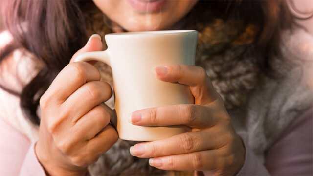<p>Çay veya kahve gibi içeceklerin sıcaklığını ölçmek için <strong>termometre</strong> kullanılmasını öneren uzmanlar, ayrıca içeceklerin <strong>içilmeden önce birkaç dakika bekletilmesi</strong> gerektiğini, böylece ideal sıcaklığa ulaşacaklarını ifade etmektedirler.</p>