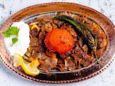 <p><span style="color:#B22222"><strong>BURSA: İSKENDER'İN DÜNYAYI FETHİ </strong></span></p>
<p> </p>
<p>‘Türkiye Kebap Rotası'nı, Bursa'dan başlatmak doğru olur. Çünkü bu kentten çıkmış olan İskenderkebabı'nın şöhreti artık ülke sınırlarını aşmıştır. Pide, döner, bonfile parçaları, salça sosu, yoğurt ve köpük köpük tereyağından oluşan kebabın tadını tam olarak tarif edebilecek kelime henüz icat edilmemiştir. </p>