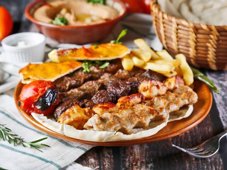 <p><span style="color:#B22222"><strong>MANİSA: PİDE ÜSTÜNDE BİR RESİTAL </strong></span></p>
<p> </p>
<p>Bursa'dan sonra karşımıza ‘Manisa Kebabı' çıkar. Dana ve kuzu kıymalarının karışımının, tuzla yoğrulmasıyla yapılan bu kebap, benim lezzet sıralamamda üst basamaklarda yer alır. Bu kebap, şişköfte büyüklüğündedir, ızgarada, kömür ateşinde cızır cızır sesler çıkartarak bir güzel piştikten sonra, pidelerin üstüne çekilir. </p>