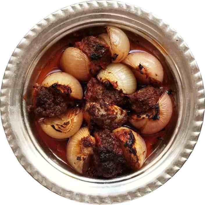 <p><span style="color:#B22222"><strong>TARSUS: ADANA'NIN SOĞANLI OLANI</strong></span></p>
<p> </p>
<p>Tarsus da kebabı ile övünür. Hangi kebapçıya giderseniz gidin, kendi kebaplarının adanakebabından daha lezzetli olduğunu öne sürerler. Tarsus kebabı ile adanakebabı arasındaki farkı anlayabilmek için, iyi bir kebap damağına sahip olmak gerekir. Tarsuslu kebapçılar etin içine soğan koyarlar ki bu adana kebabında olmaz. </p>