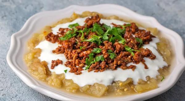 <p><span style="color:#B22222"><strong>GAZİANTEP: ALİNAZİK KRALLIĞI </strong></span></p>

<p> </p>

<p>Gaziantep'e sıra gelince biraz durmak gerekir. Kebap, bu kentin mutfağında ilk sırada yer almaz. Ona gelene kadar öylesine lezzetli yemekler vardır ki, her biri bir sanat eseri kadar kıymetlidir. Bu mutfağın kebap hanesinde ise birçok isim sıralanır. Bunların başını alinazik çeker. Onu altı ezmeli, terbiyeli kuşbaşı, Antep yoğurtlaması izler. </p>
