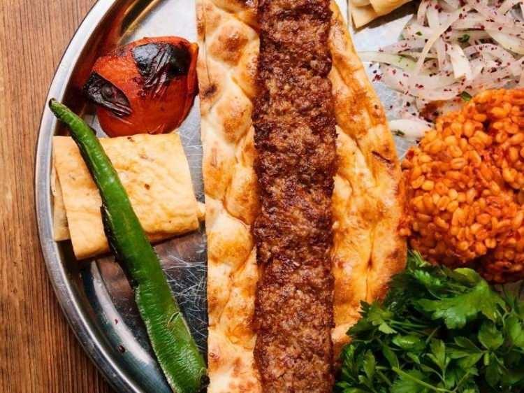 <p><span style="color:#B22222"><strong>URFA: İNCE İŞİN SIRRI</strong></span></p>
<p>Kebabın bir başka başkenti de Urfa'dır. Burada ciğer, etin biraz önüne geçer. Urfa mı Adana mı daha lezzetlidir tartışması hiç bitmez. Her yiğidin yoğurt yiyişi ayrıdır. Urfalı ustalar kebabı daha ince demirlere takarlar. Onların kebabı, şişten çekilirken bulgur bulgur dökülür ki bu, lezzetin işaretidir. Patlıcan kebabı ise dillere destandır. </p>