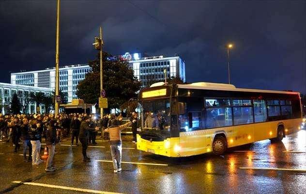 <p>Grup adına açıklama yapan Özel Halk Otobüsü Platformu sözcüsü avukat Erhan Güneş, ödemelerin yapılmaması nedeniyle artık iş yapamaz hale geldiklerini söyledi.</p>

<p> </p>
