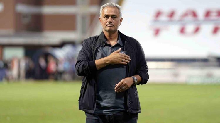 <p>Fenerbahçe'nin gündemi ile ilgili değerlendirme yapan Mourinho, Galatasaray Kulübü Başkanı Dursun Özbek için de çarpıcı sözler sarf etti.</p>