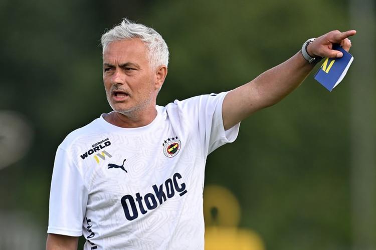 <p>Siyah-beyazlıların teknik direktörü Serdar Topraktepe'nin uzun süredir takımla beraber olduğunu hatırlatan Mourinho, <strong>"Yeni hocaları yok, şu an başlarındaki hoca yeni değil. Oyuncuları tanıyor ve geçen sene kupa kazandı. Takımın başına geçen her hoca kendi parmak izini göstermek ister ama bir anda olmaz dolayısıyla eski hocalarının sisteminden çok uzak olmayacaklardır." </strong>şeklinde görüş belirtti.</p>