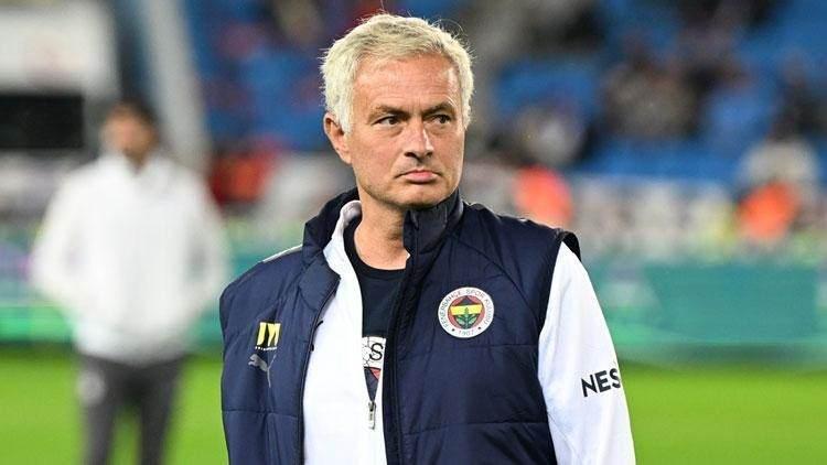 <p>Jose Mourinho, Beşiktaş derbisinin önemini bildiklerini ama maçın şampiyonluk yolunda belirleyici olmayacağını dile getirirken <strong>"Maçın belirleyici olduğunu düşünmüyorum ama önemli bir karşılaşma. Beşiktaş'ın, Fenerbahçe ve Galatasaray ile benzer potansiyeli var ancak arada ciddi bir puan farkı oluştu. Aradaki farkı kapamaları onlar için çok zor. Biz zirveyle aramızdaki puan farkını 3'e indirdik. Derbiyi kaybetsek bile şampiyonluk yarışımız bitmeyecek." </strong>şeklinde konuştu.</p>