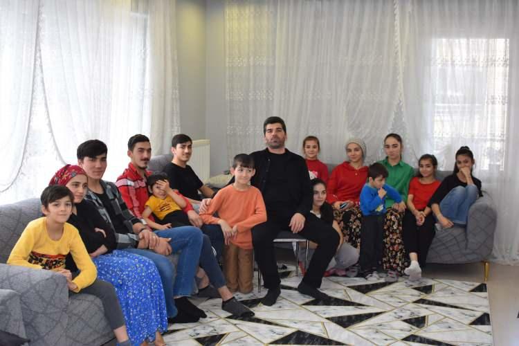 <p>Eşi, 14 çocuğu, 2 gelini ve 2 torunuyla aynı evde 20 kişi yaşayan Harun Kıv, en büyük oğlundan bir torun daha bekliyor.</p>
