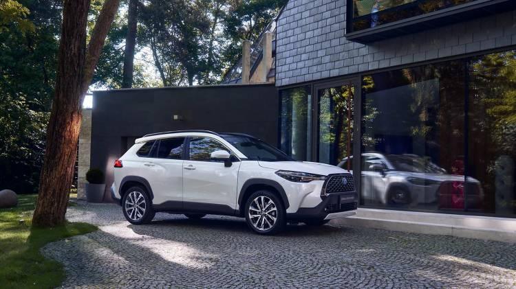 <p><span style="color:#B22222"><strong>4. Toyota Corolla Cross Hybrid</strong></span></p>
<p> </p>
<p>Geçerlilik tarihi: 01.12.2024 ile 31.12.2024</p>
<p>Hibrit teknolojisiyle düşük yakıt tüketimi sağlayan Corolla Cross Hybrid, 2.063.500 TL yerine 1.888.500 TL'ye Toyota plazalarında yerini aldı.</p>