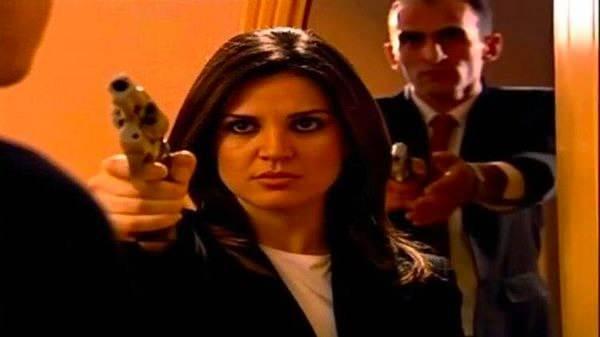 <p>Dizi oyunculuğunun yanı sıra çeşitli sinema filmlerinde de oynayan Meral Ulusoy, Anadolu Üniversitesi Devlet Konservatuvarı Tiyatro bölümünden mezun oldu. </p>