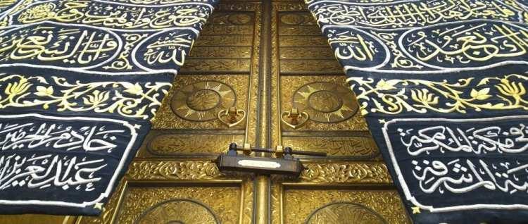 <p>Verilen saç emametleri önce Mekke’ye, ardından Medine’ye götürülür ve Hz. Muhammed’in mezarının yakınında bir yere gömülürdü. </p>
