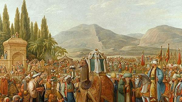 <p>Ardından buhurlarla tütsüleyip mühürlenmiş bir çekmeceye konularak “surre” adı verilen resmî hac kervanına teslim edilirdi.</p>