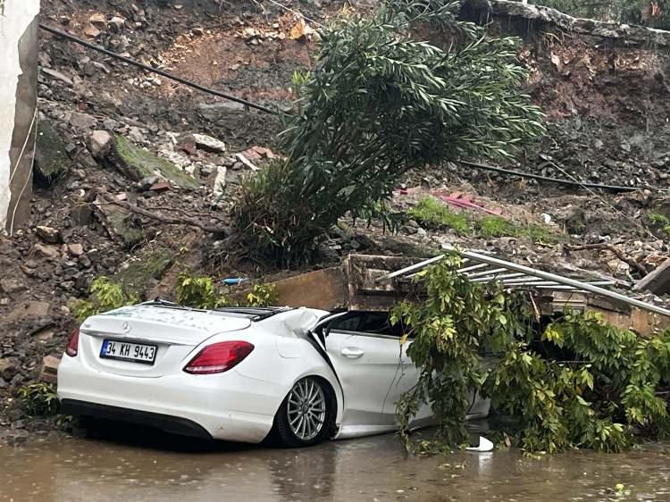 <p>Sağanak nedeniyle Kumbahçe Mahallesi Atatürk Caddesi'ndeki bir sitenin istinat duvarı, park halindeki 34 KH 9443 plakalı otomobilin üzerine çöktü.</p>
