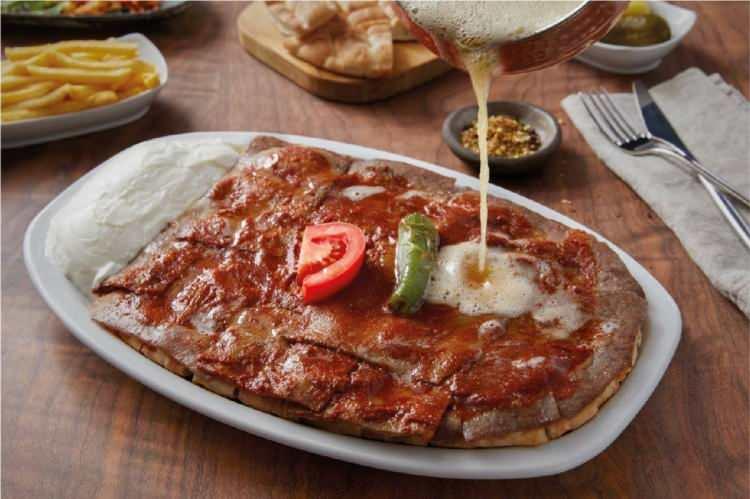 <p><span style="color:#FF0000"><strong>20- İSKENDER</strong></span></p>

<p><span style="color:#000000"><strong>Bursa'nın meşhur lezzeti İskender kebap, kuzu eti, baharatlı sos, pide ekmeği ve yoğurdun muhteşem buluşmasını sofralara taşıyor. İskender Efendi isimli bir kasabın elinden çıkan bu lezzet, listeye 20'nci sıradan giriş yapıyor.</strong></span></p>
