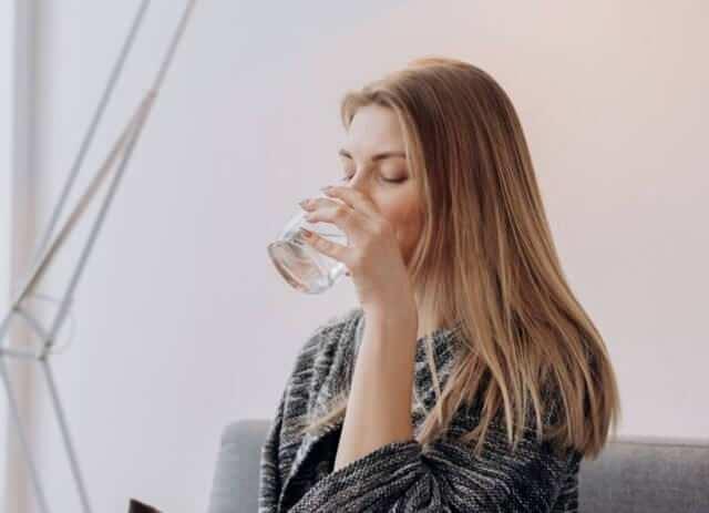 <p>Her sabah ılık tuzlu su içmek, vücudun toksinlerden arınmasına yardımcı olabilir. <strong>Ilık su</strong>nun terlemeyi teşvik etmesiyle birleşen bu etki, karaciğer ve böbreklerin detoks süreçlerini destekler. Vücuttaki zararlı maddelerin atılmasına yardımcı olur.</p>
