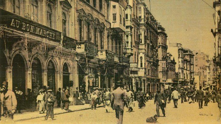 <p><span style="color:#B22222"><strong>BONMARŞELER</strong></span>:</p>
<p> </p>
<p>Fransızca “Bon marché” kelimesinin okunuşu olan bonmarşeler, 60’lı ve 70’li yılların İstanbul’una damgasını vuran çok amaçlı satış mağazalarının ortak adıydı. Çoğunlukla Sirkeci, Sultanhamam, Karaköy, Beyoğlu ve Şişli’de yaygındılar. Bu mağazalar birkaç katlı binanın tümünü kaplarlardı. Her katında farklı ürünler satılırdı. Giyim-kuşam, hediyelik eşya, ev eşyaları gibi. Son yıllarda sadece konfeksiyon ağırlıklı olarak hizmet veren bonmarşeler, yıllar içinde alternatif satış mağazalarının açılmasıyla birlikte gözden düştüler ve 80’li yılların başında birer birer kapandılar.</p>
