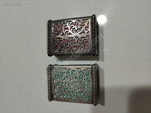<p><span style="color:#B22222"><strong>KİBRİTLİKLER: </strong></span></p>
<p> </p>
<p>Evlerde, gelen misafirlerin kullanması için sehpaların üzerinde, 4, 6 ya da 8 kibriti kutusundan oluşan kibritlikler vardı. Bunlar genelde kübik kesilmiş iki ince suntadan oluşur, suntaların arasına kibrit kutuları belli şekillerde estetik olarak sokulur, suntaların aralarından sadece kibritin kartondan çekmecesinin dışı görünürdü. Çekmecenin açılması için kibrit kutusunun içinden kırmızı bir kurdele geçirilir, ucu da kibritliğin dışına sarkıtılırdı. Kurdele kenarından tutulup çekilince, kibrit kutusunun çekmecesi açılırdı.</p>