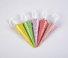 <p><span style="color:#B22222"><strong>ŞEMSİYE ÇİKOLATALAR:</strong></span></p>
<p>Bakkallarda, kapalı bir şemsiye görünümünde ve dibinde plastik şemsiye sapı bulunan çikolatalar satılırdı. Bu şemsiyelerin üzerleri yeşil, mavi ve kırmızı gözalıcı renklerde ince baraklarla kaplıydı. Çikolata bittikten sonra, nedense -hiçbir işe yaramayacağı halde- baston şeklindeki renkli sapları atılmaz biriktirilirdi. Albenisinin altındaki çikolatanın tadının ise aynı kalite ve güzellikte olmadığı bilindiği halde, yine de çocuklar tarafından sevilerek tüketilirlerdi.</p>
