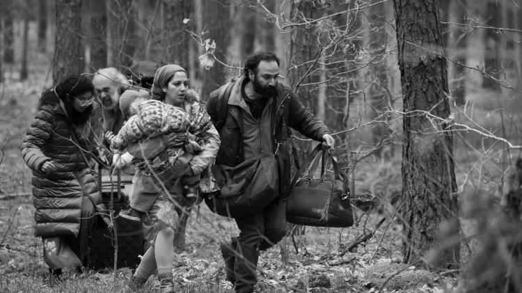 <p><span style="color:#B22222"><strong>7. GREEN BORDER</strong></span></p>
<p>Venedik Film Festivali'nde ödül alan bu film, Suriye'den gelen bir ailenin, Afganistan'dan gelen bir İngilizce öğretmeni ve bir sınır muhafızıyla Polonya-Belarus sınırında karşılaşmasını konu ediyor.</p>