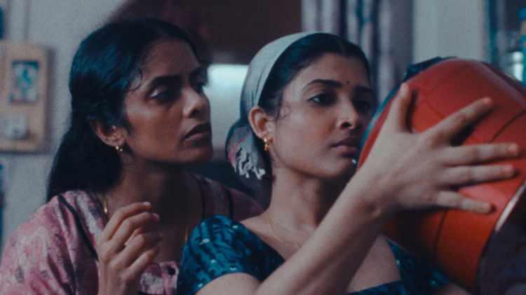 <p><span style="color:#B22222"><strong>2. ALL WE IMAGINE AS LIGHT</strong></span></p>
<p>Hint yönetmen Payal Kapadia imzalı bu film, rutin bir hayatı olan bir kadının kocasından beklenmedik bir hediye alması sonucu yaşadıklarını anlatıyor.</p>