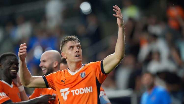 <p>Süper Lig'de bu hafta Başakşehir'in Göztepe'yi 4-1 mağlup ettiği maçta 2 golle yıldızlaşan Piatek ve Fenerbahçe'nin Gaziantep FK'yı 3-1 yendiği maçta skoru tayin eden isim olan Edin Dzeko'dan zirveye atak geldi.</p>