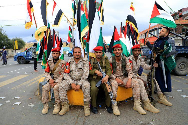 <p><span style="color:#B22222"><strong>13) YEMEN</strong></span></p>
<p> </p>
<p>Yemen ordusu, iç savaş nedeniyle bölünmüş bir yapıya sahip olsa da, yerel milis gruplarıyla birleşik bir savunma kapasitesi göstermektedir. Zorlu coğrafyasında gerilla savaşında etkin olan Yemen güçleri, bölgesel çatışmalarda rol oynar.</p>