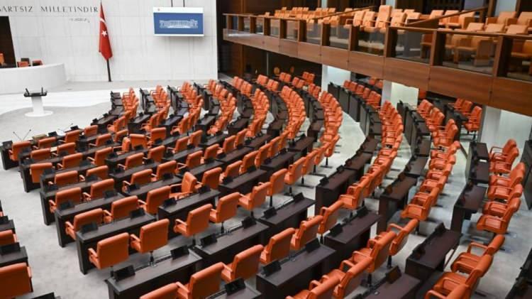 <p>Komisyona İstanbul'dan başvuran bir vatandaş, trafikte kutlama gibi nedenlerle yol kapatan ve silah kullanan sürücülerin araçlarının kamulaştırılmasını, sürücülerin kısırlaştırılmasını, kolluk kuvvetlerinin harcadığı mesai için de belirli bir bedel alınmasını istedi.</p>