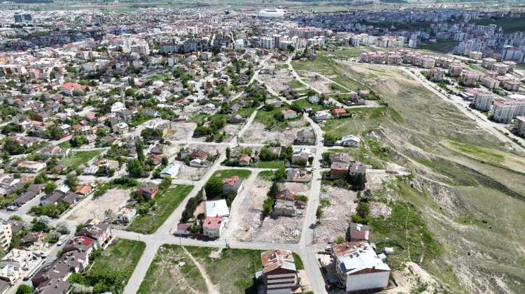 <p>Kırıkkale'nin Delice ilçesi Aktepe Mahallesi'nde yer alan 3. Etap 126 konutluk projeden, 13 adet daire satışa çıkarılıyor. Bu projeye başvurular, 09 Aralık 2024 - 13 Aralık 2024 tarihleri arasında yapılabilecek.</p>
